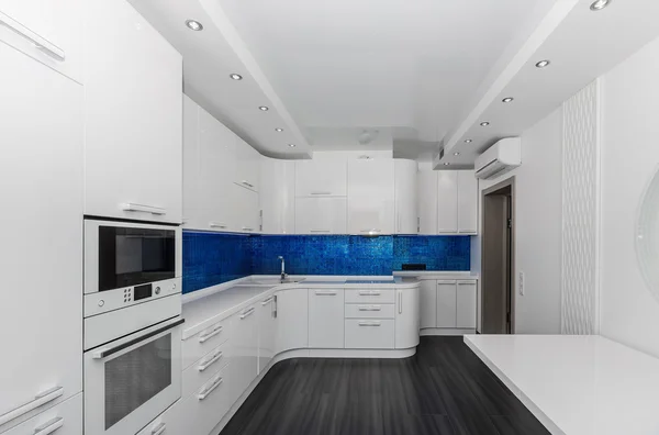 Moderne witte blauwe interieur keuken-dineren — Stockfoto