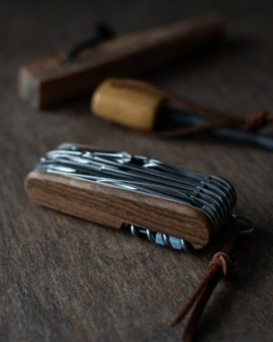 Arka planda çok aletli çakı ve yangın başlatıcı var. Vahşi yaşam çantası konsepti.