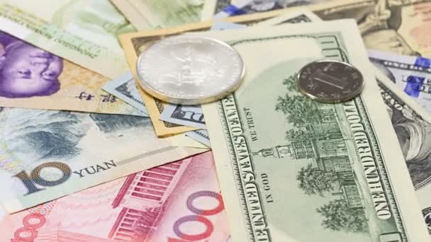 Notas e moedas de banco Yuan vs Dollar girando — Vídeo de Stock