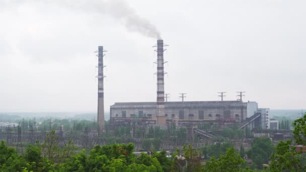 Centrale elettrica funzionante a carbone con tubi alti e fumo — Video Stock