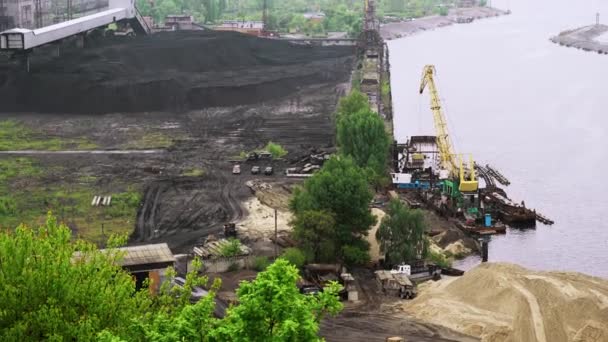 Tankage węgla w pobliżu elektrowni — Wideo stockowe