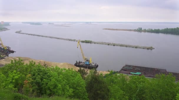 Panoramisch uitzicht op de rivier de Dnjepr in Trypillia dorp, Oekraïne — Stockvideo