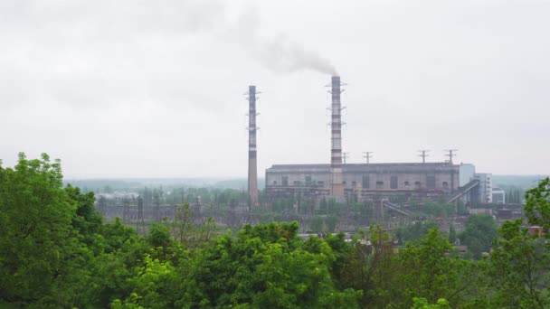 Centrale elettrica funzionante a carbone con tubi alti e fumo — Video Stock