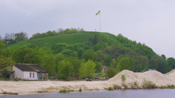 Ukrainska flaggan fladdrar över Devich berg i Trypillia by, Ukraina — Stockvideo