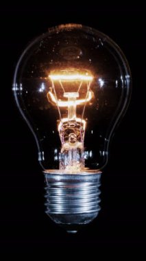 Edison lambası ampul siyah, makro görünümü üzerinde yanıp sönen