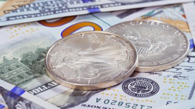 100'den fazla Doları banka notları American eagle gümüş sikke 