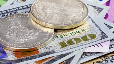 Amerikan Doları Gümüş üzerinde farklı banka notları 