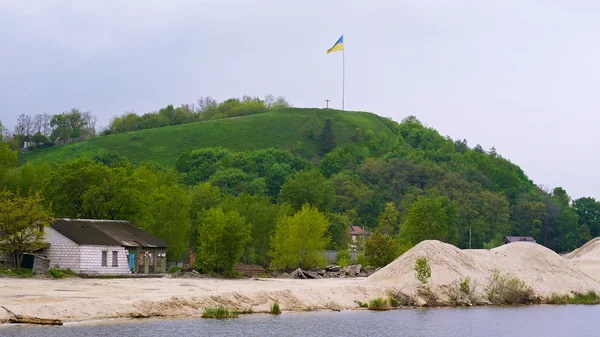 Bandera de Ucrania ondeando sobre la montaña Devich — Foto de Stock