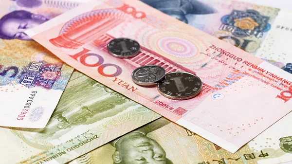 Yuan bank notes and coins — Stock Photo, Image