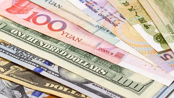 Yuan vs Dollar bank notes concept — Stock Photo, Image