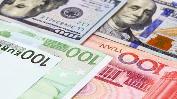 Moneda de palabra principal Yuan, dólar estadounidense y billetes de banco en euros — Foto de Stock