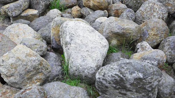 Grupp av stora stenblock stenar liggande i fältet Stockfoto