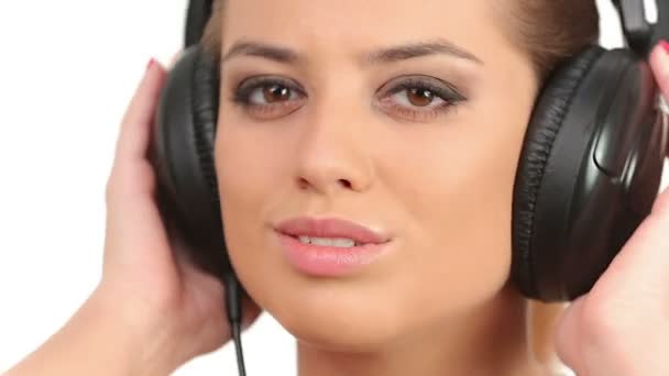 Hermosa dama escuchando música en auriculares — Vídeo de stock