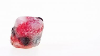 Bilberries Ahududu ve dut meyve Ice cube erime içinde