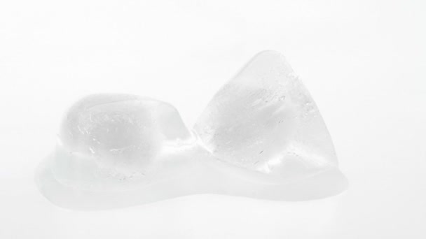 Deux cubes de glace en fusion, vidéo time lapse 