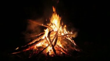 Gecenin içinde yanan büyüleyici şenlik ateşi alev