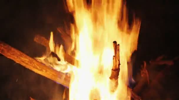 Charming fogueira chama flamejante na noite, vertical panning câmera movimento — Vídeo de Stock