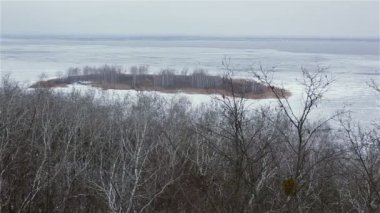 Buz kaplı river Island kış manzarası ile