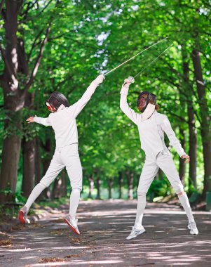Her saldıran park sokak üzerinde kavga eden iki rapier fencer kadınlar