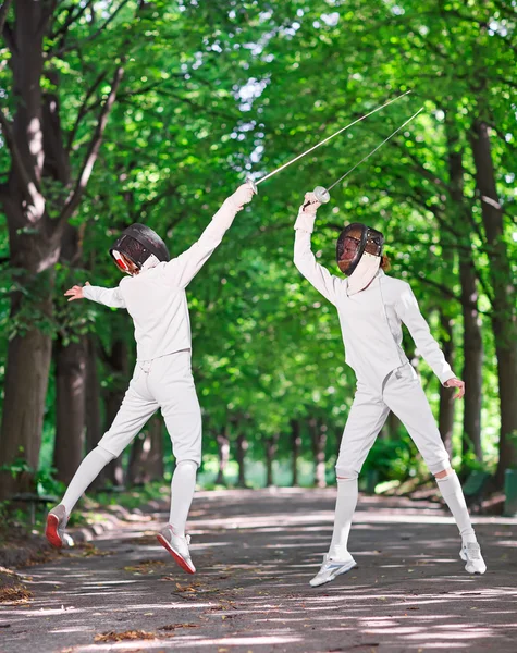 2 レイピア剣士女性公園路地上の戦いそれぞれを攻撃 ロイヤリティフリーのストック写真