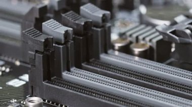 RAM yuva ve ısı emici bilgisayar yönetim kurulu, closeup arka plan üzerinde