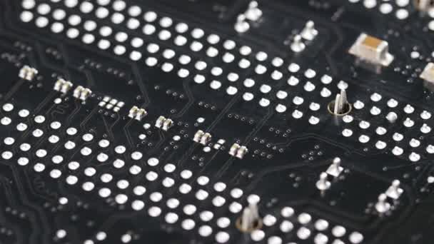 Parte de trás da placa de circuito de placa de computador closeup fundo — Vídeo de Stock