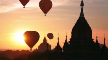 Tapınak ve sıcak hava balon Bagan içinde