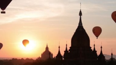 Tapınak ve sıcak hava balon Bagan içinde