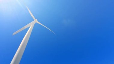 Beyaz Rüzgar değirmeni türbini