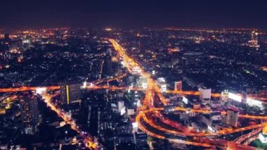 Modern kavşak ve Bangkok gece binalar