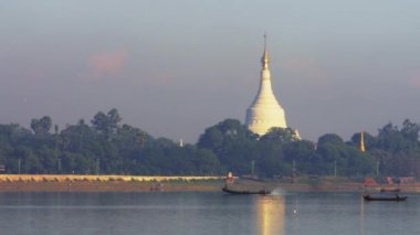 Budist pagoda Mandalay yakınındaki