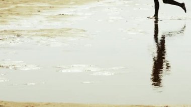 Çalışan çocuk silüeti su yansıması