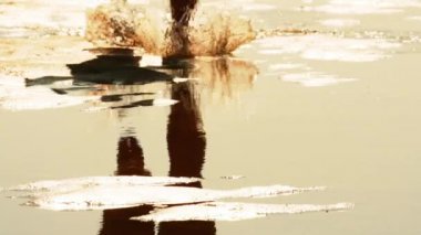 Runner metreden su sıçramalarına