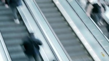 Modern bina iç zaman atlamalı video yürüyen merdivenler üzerinde Insanlar kalabalıklar