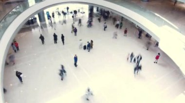 Modern bina iç büyük salonda yürüyen insanların üst görünüm zaman atlamalı