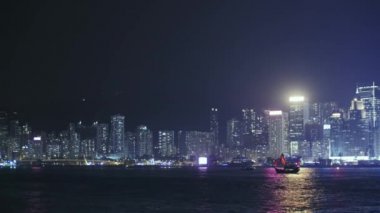 Birçok modern binaları ile Hong Kong Victoria limanının güzel gece panoraması