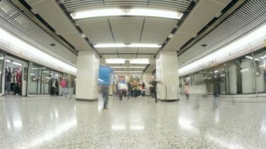 şehir merkezinde metro iç insanlar