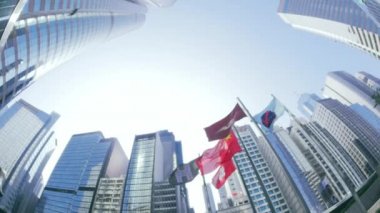 Hongkong'daki Exchange Meydanı'nda bayrak lar sallanıyor