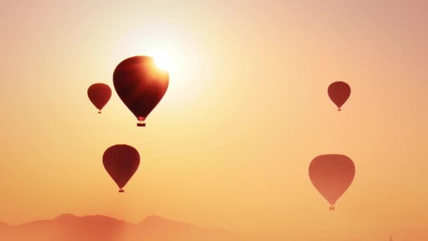 Gün batımında uçan sıcak hava balonları — Stok video
