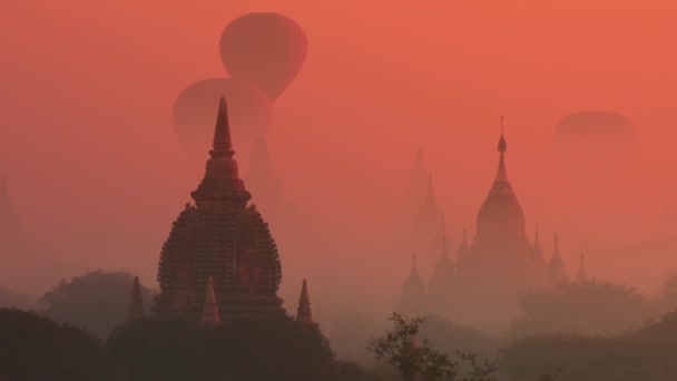 Templos y globos aerostáticos en Bagan — Vídeo de stock