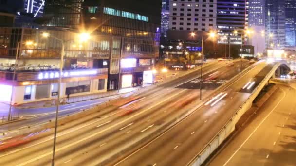 Hong Kong에서 밤에 자동차를 움직이는 — 비디오