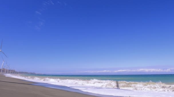 Turbinas de molino de viento en la playa — Vídeo de stock