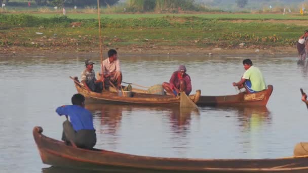 Pescadores de la aldea local birmana — Vídeo de stock