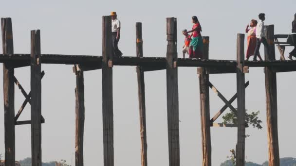 Burmesiska lokala medborgare vid bron — Stockvideo