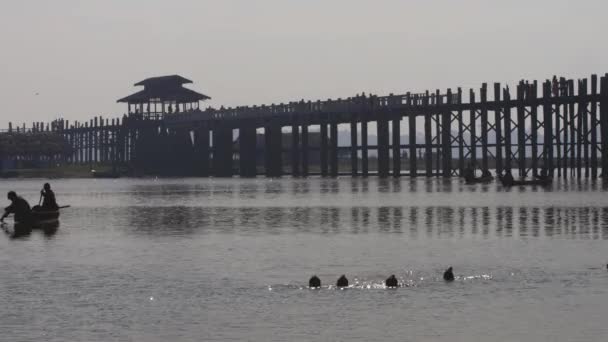 Pescadores birmaneses em barco e ponte U Bein — Vídeo de Stock