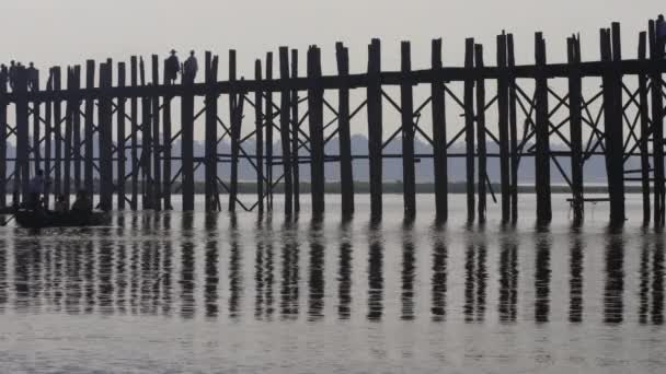 Silhouette of famous wooden bridge in Myanmar — Stock Video