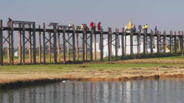 Birmese volk op beroemde U Bein brug — Stockvideo