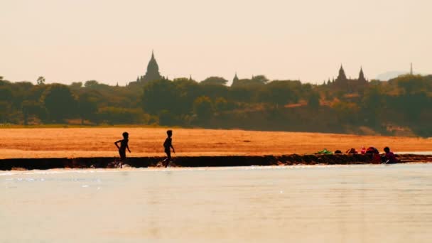 缅甸的男孩正在奔跑 — 图库视频影像