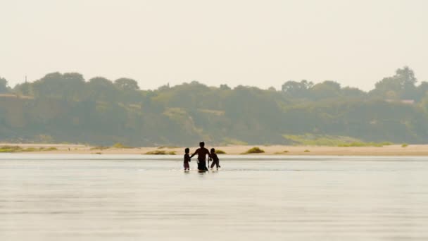 Padre con hijos cerca de Bagan — Vídeos de Stock