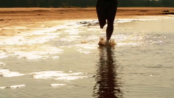 Water spatten van voeten voor runner — Stockvideo